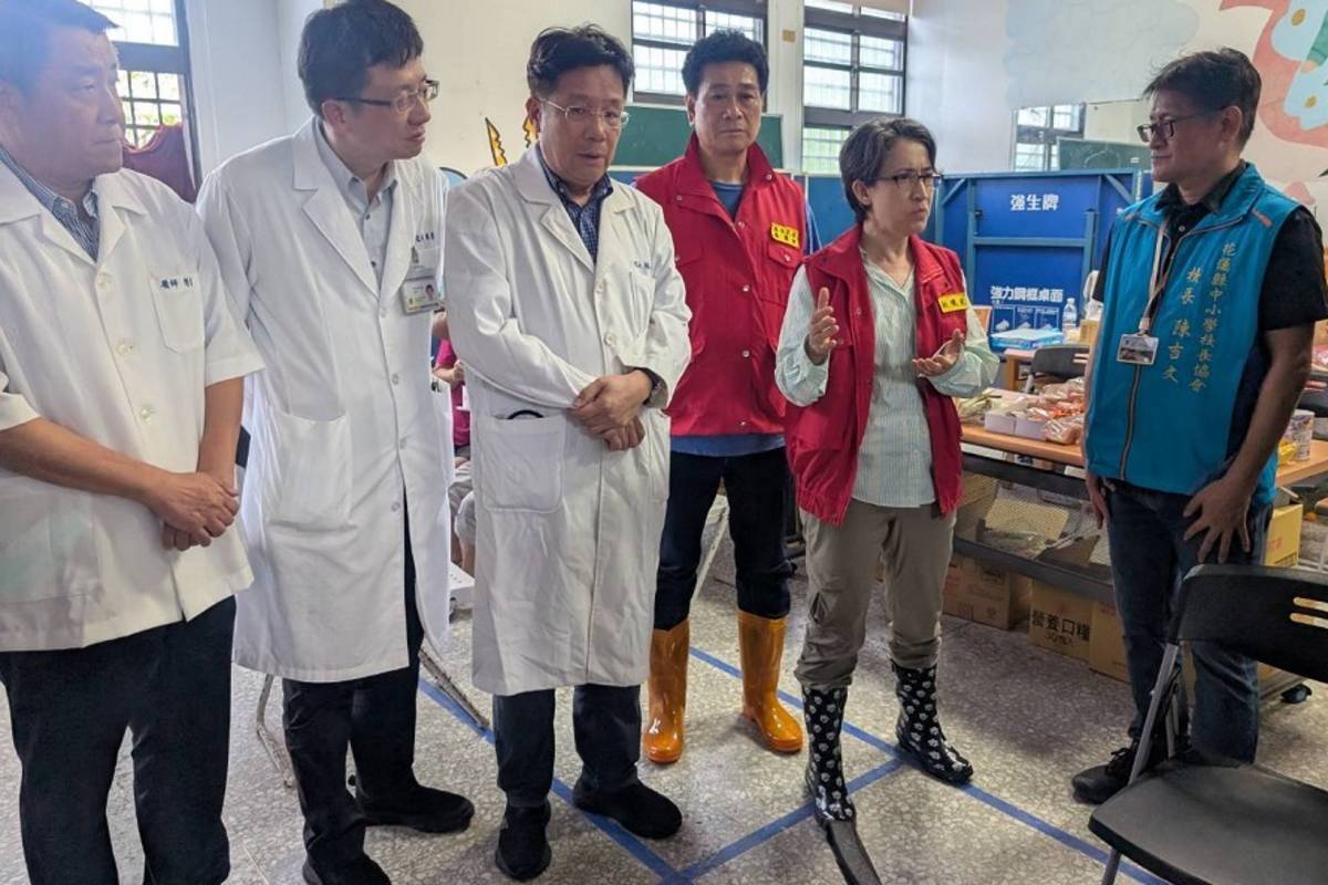 蕭副總統(右二)瞭解安置中心狀況