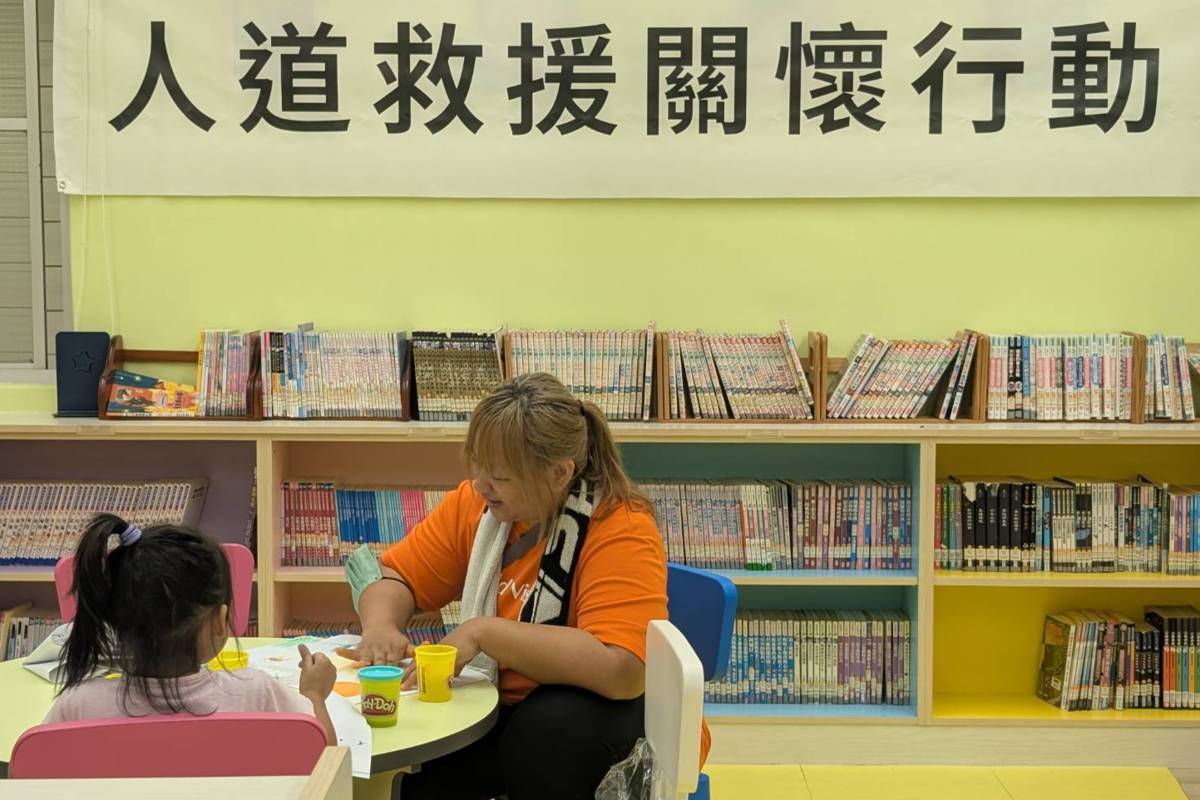 社工陪伴孩子畫圖