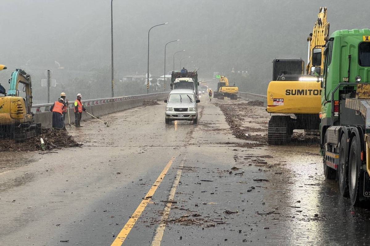 受強颱樺加沙連日強降雨影響，臺東縣多處道路因土石或積水中斷交通，縣府建設處團隊協同公路單位及開口契約廠商全力搶修。