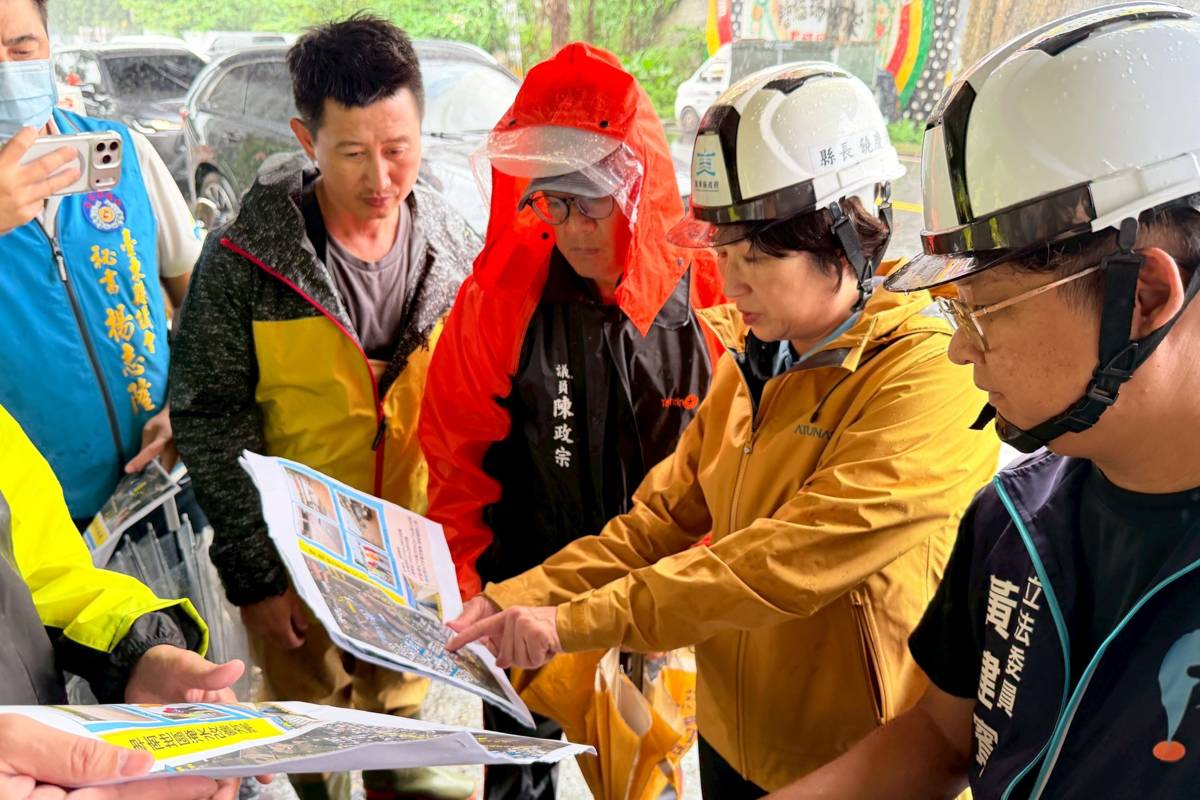 臺東縣長饒慶鈴會同黃建賓立委等人，前往更生北路南王社區段勘查。