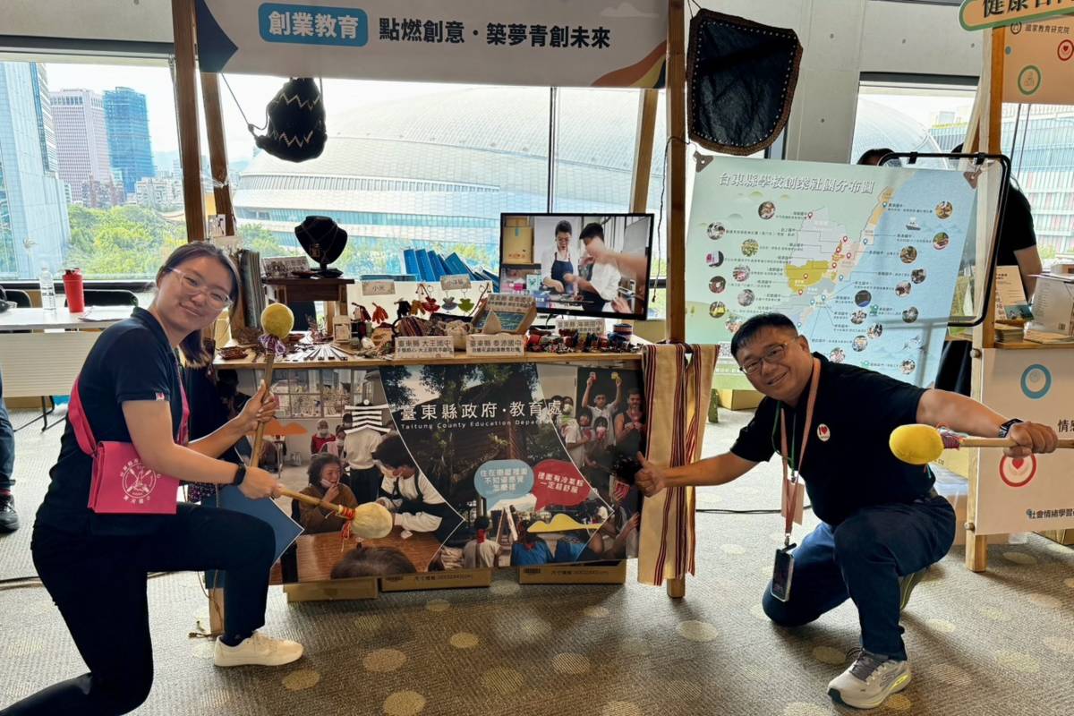 會場同時設有創業教育主題的攤位，由臺東縣教育處學管科黃建超（右）與王春瑜介紹學校創業社團成果。