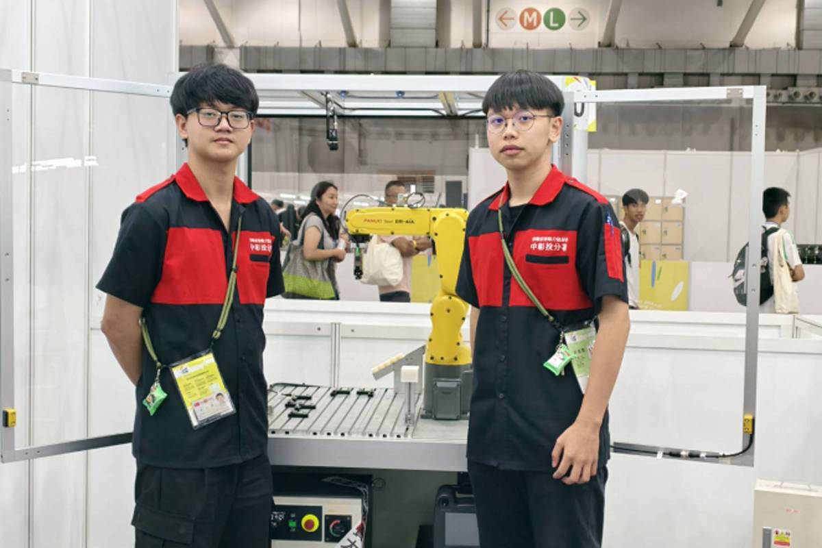 臺中高工郭正賢及許葆賢機器人系統整合