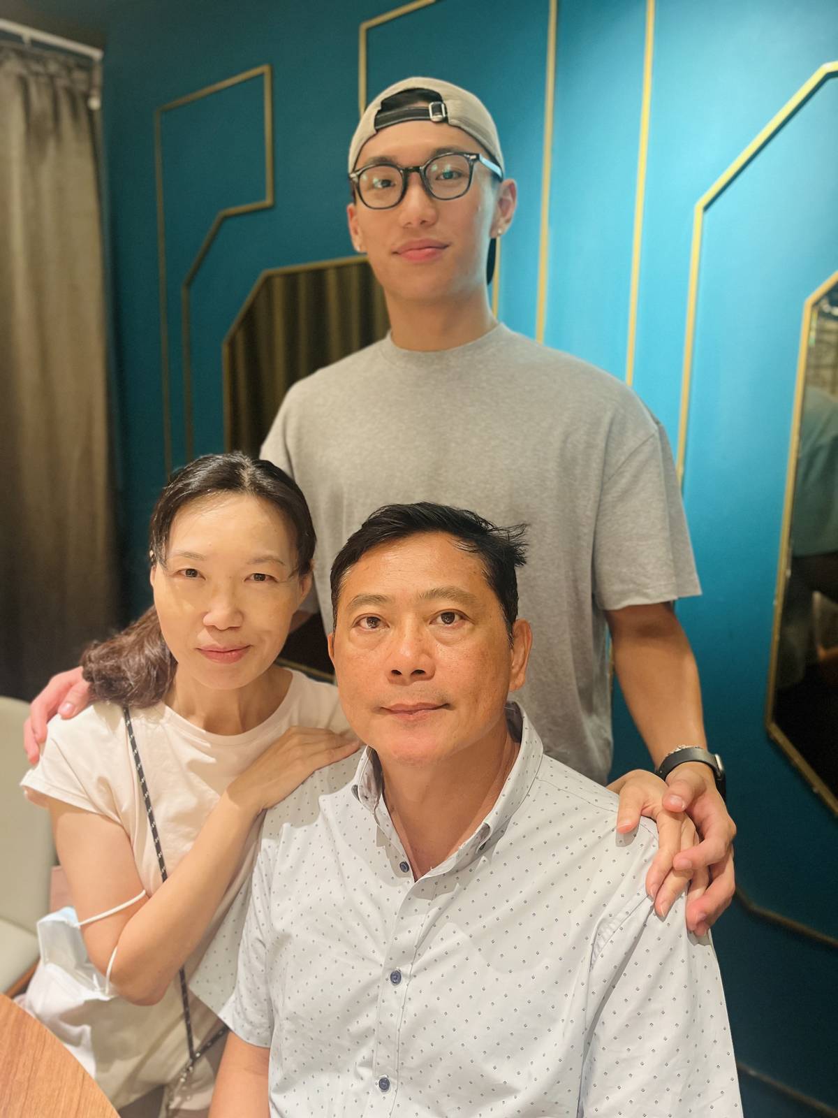 黨謙光主任(左)全家福 感謝家人支持走這條教育之路
