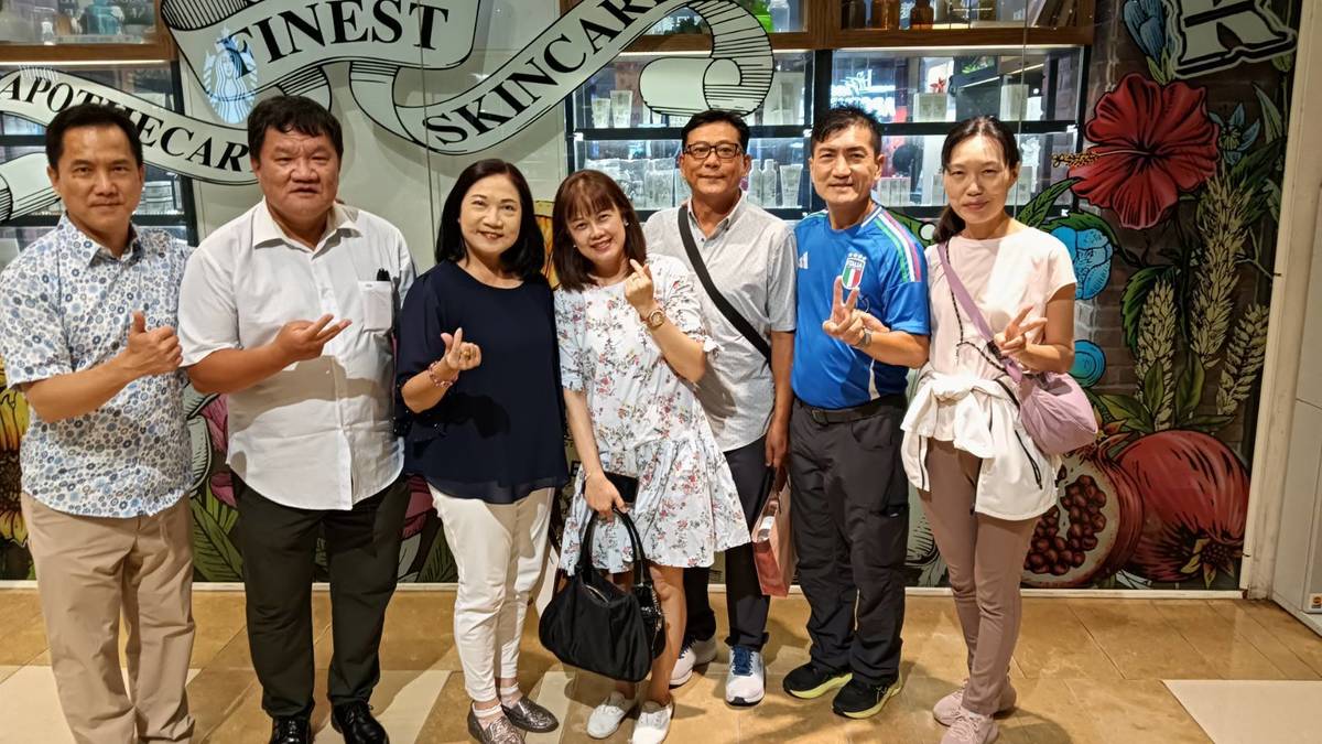 黨謙光主任(右1)全家福 感謝家人支持走這條教育之路