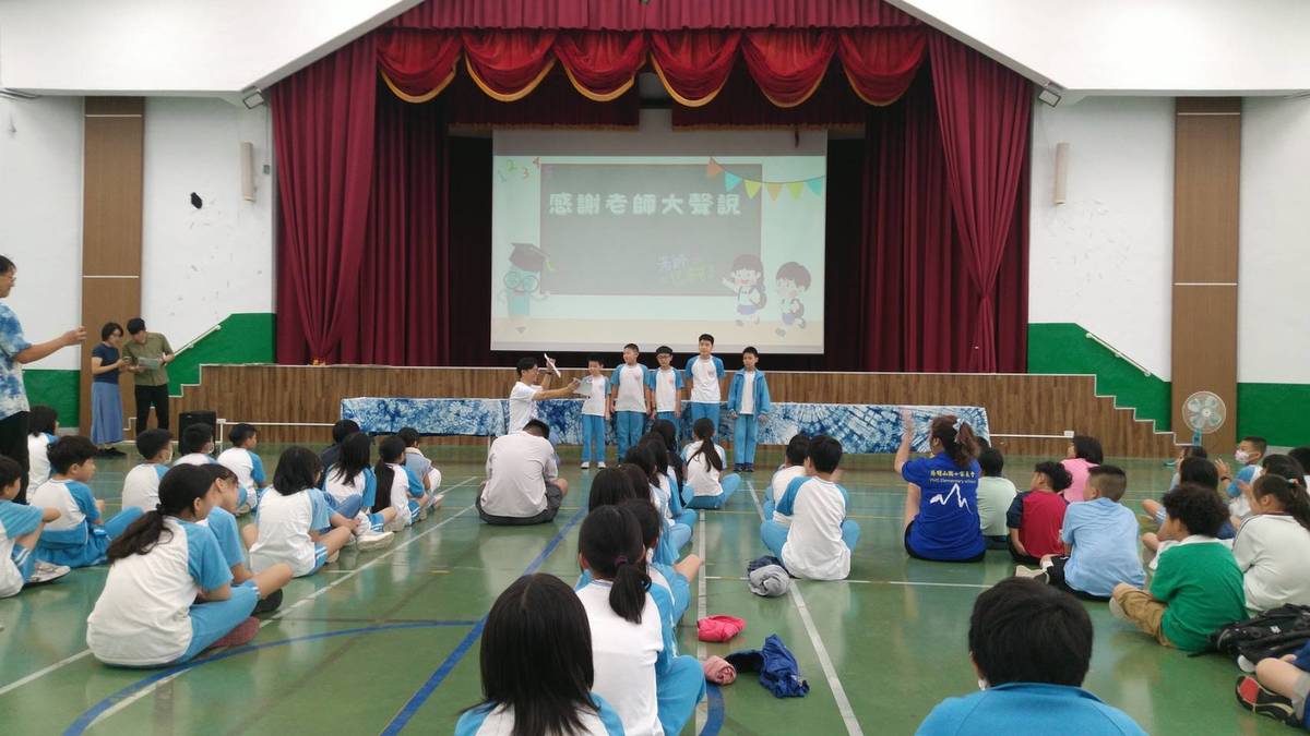 學生在「甜言蜜語大聲說」活動中，向老師表達感謝