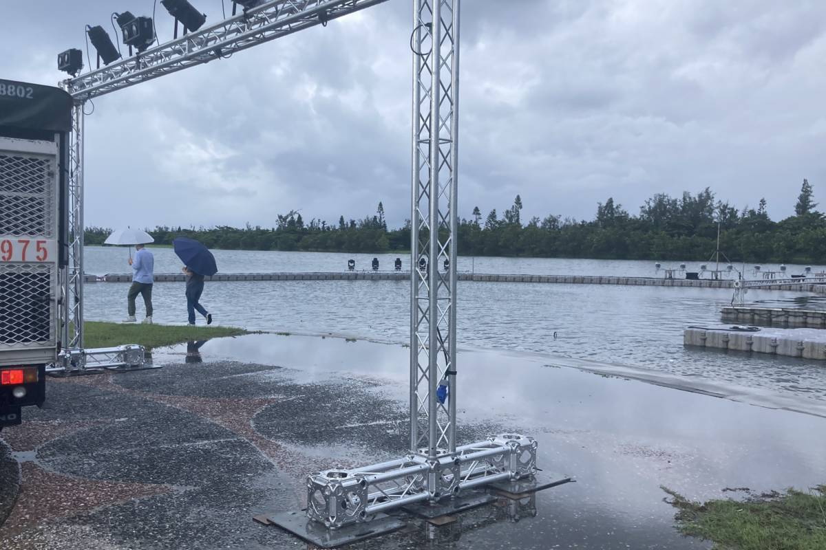 因受強烈颱風樺加沙外圍環流影響，連日豪雨導致活水湖水位暴漲、場地無法使用，臺東縣政府宣布，藍海生活節26、27日兩天的水舞展演將取消。