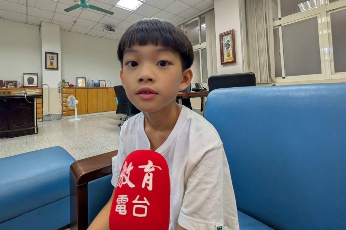 學生余書愷表示，擔任鱟保母是一項有趣的工作，學習到很多生物知識