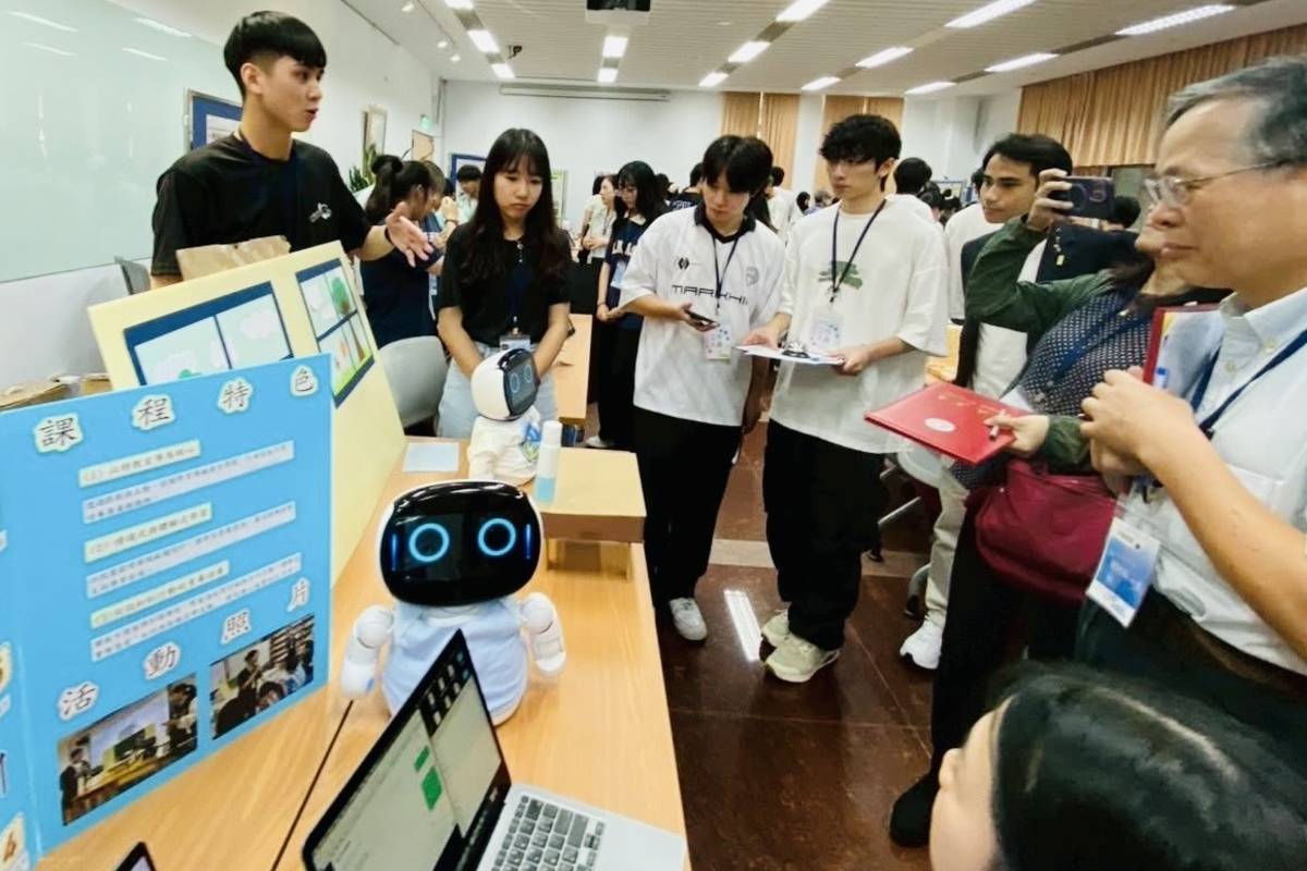 東大特教系學生郭百程等人，回答評審的提問。
