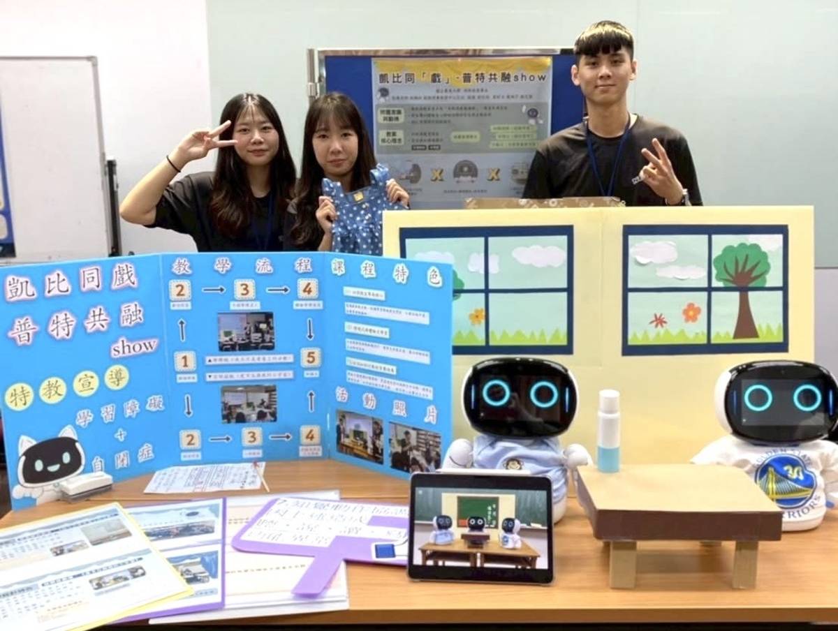 東大學生在比賽作品前合影留念
