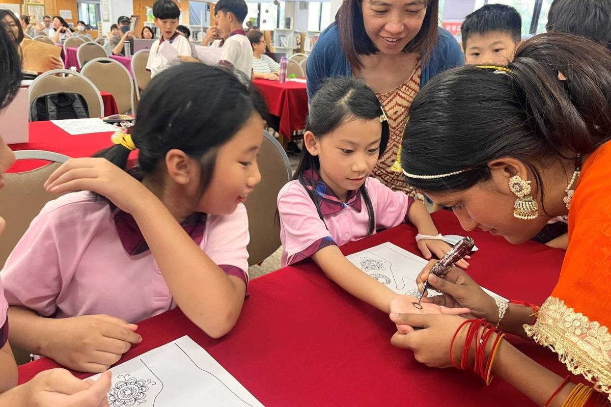 泰北國際雙語學校舉辦「新住民子女教育論壇」，印度籍講師將圖騰繪製在孩子們的手上