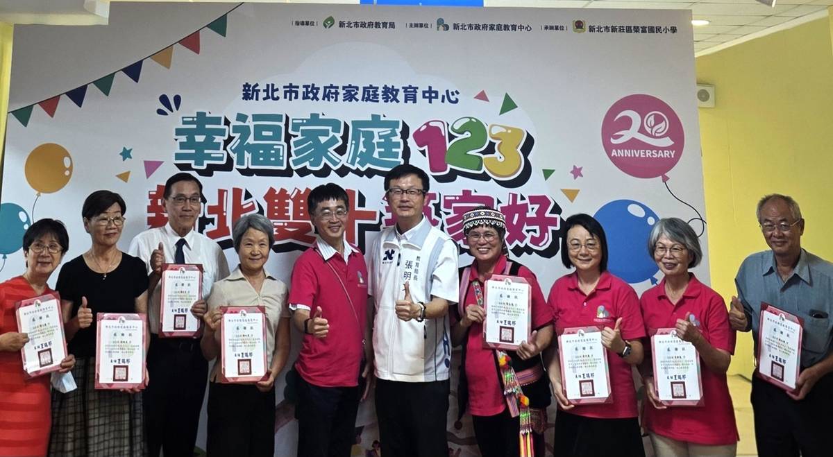 頒發8185志工20週年以上感謝狀