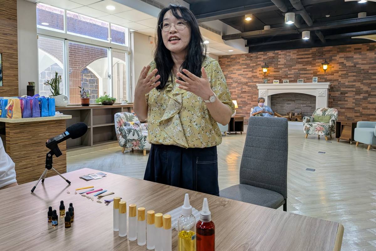 臺北市教師研習中心開設芳療課程，由專業老師指導，帶領教師製作香氛精油