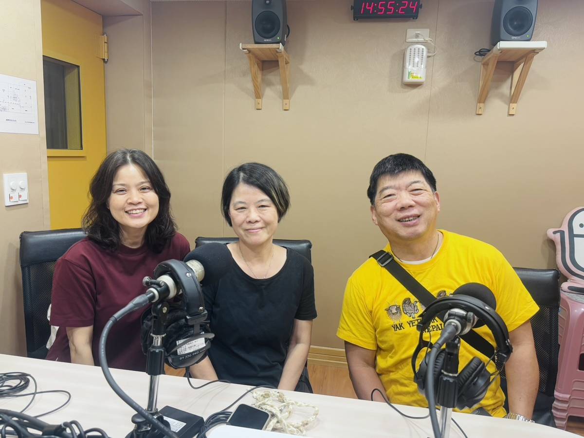 賴俞菁執行長、蔡美燕總監、熊同鑫董事長(左到右)介紹我的優勢卡