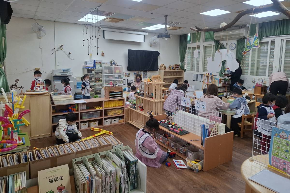 他園老師至線西附幼觀摩學習區的操作情形