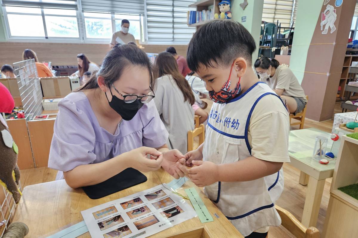 家長跟著孩子，體驗學習區操作