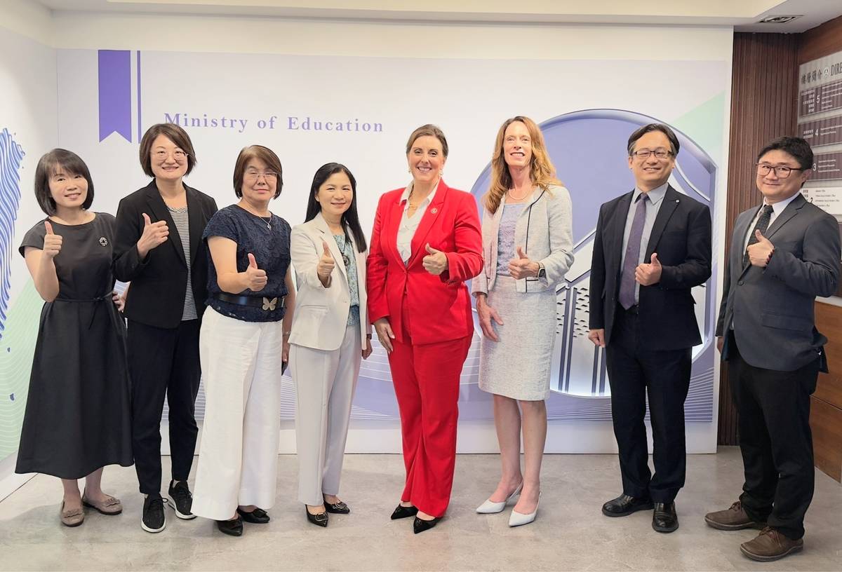 教育部國際及兩岸教育司李毓娟司長宴請美國南卡羅萊納州州教育廳長Ellen Weaver 一行人