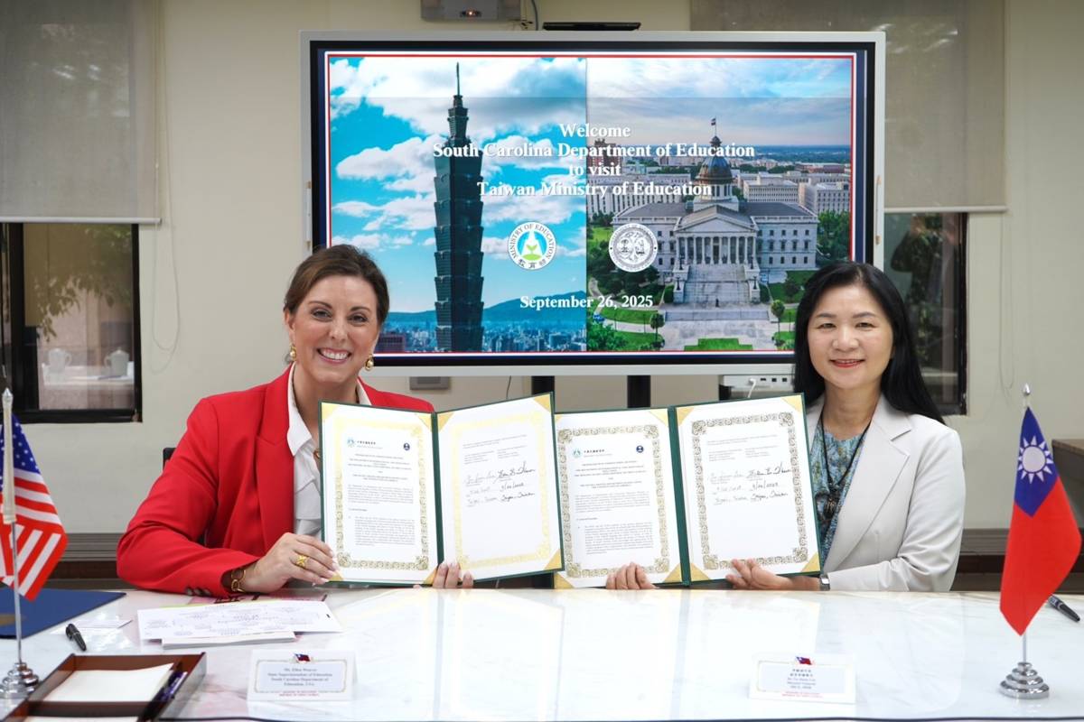 教育部國際及兩岸教育司李毓娟司長與美國南卡羅萊納州州教育廳長Ellen Weaver 簽署教育合作備忘錄
