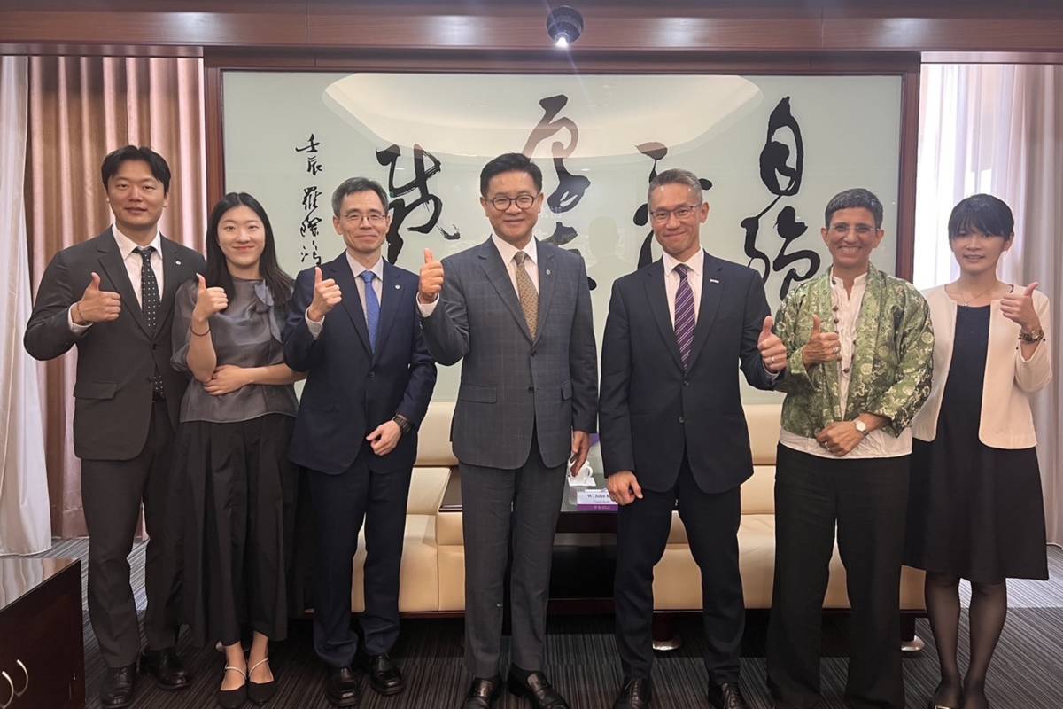 韓國漢陽大學李基晶校長(左四)一行4人與國立清華大學高為元校長(右三)及徐茉莉副校長(右二)合影