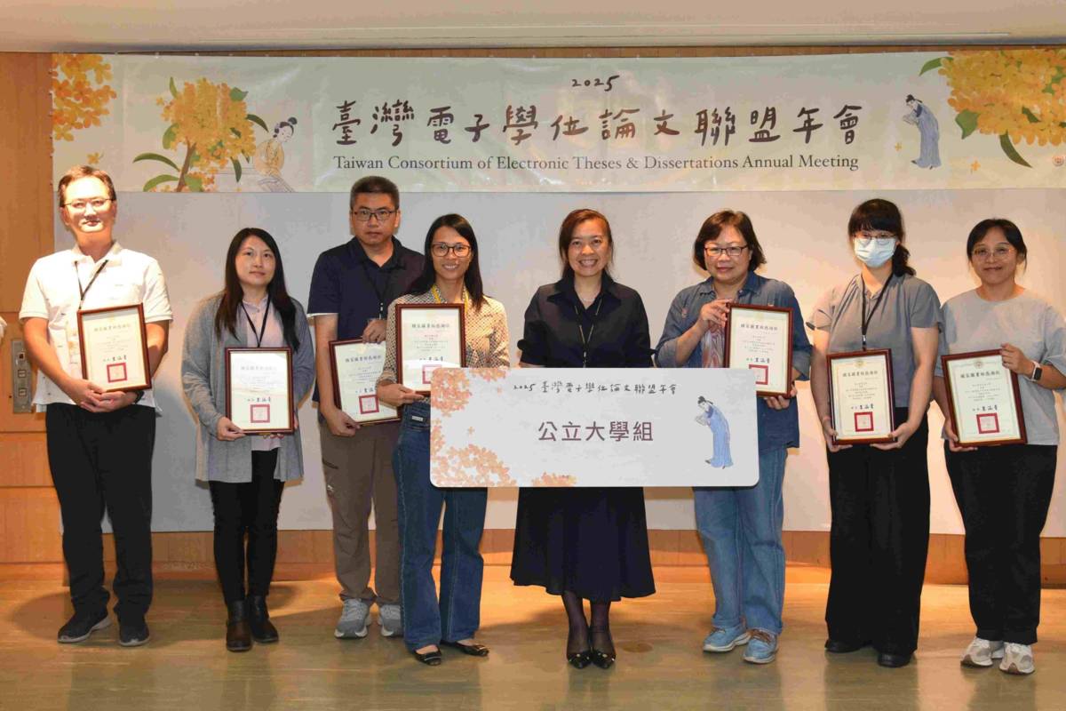 圖4王涵青館長致贈學位論文開放及取用貢獻感謝狀