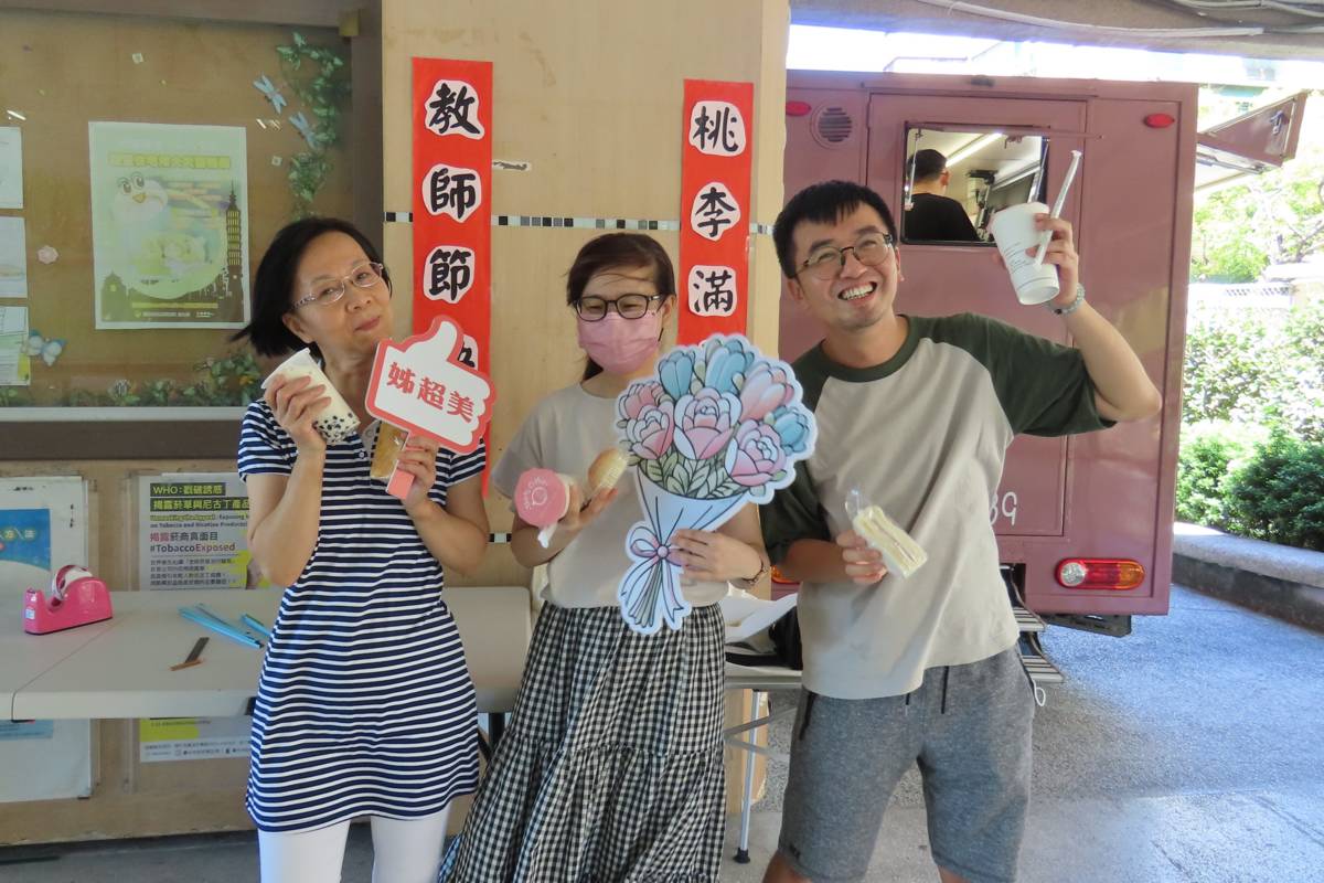 葫蘆國小邀請咖啡餐車進校園，讓老師在品嘗香醇咖啡和點心中，享受片刻閒適