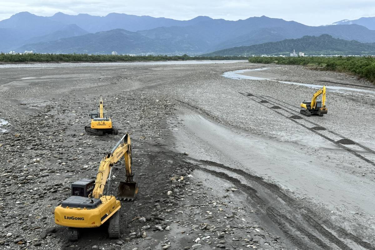 樺加沙颱風外圍環流帶來大豪雨，將原本已修復完成的水覆蓋防塵措施全數沖毀，臺東縣政府環保局調度多部重機具進場搶修。