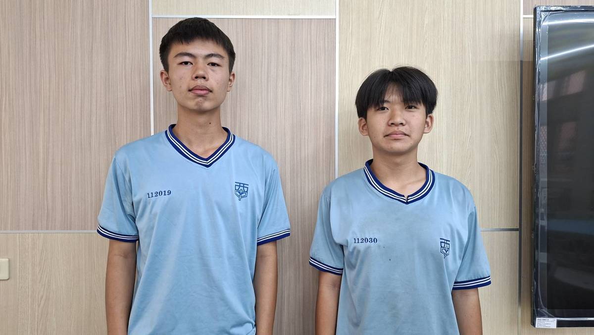 （左起）學生曾于哲、林柏豪分別擔任武場、操偶