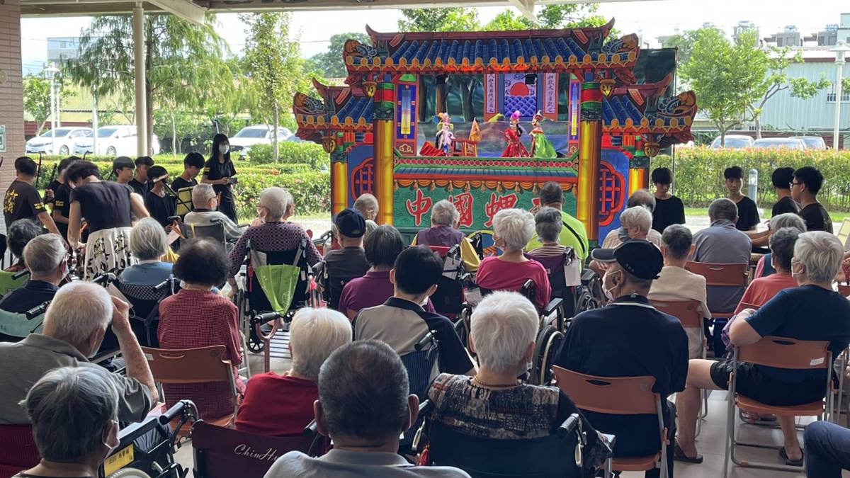 西螺國中布袋戲團至雲林榮譽國民之家演出