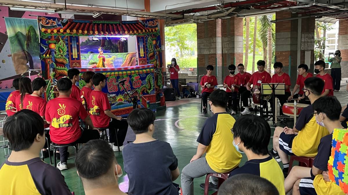 西螺國中布袋戲團至高雄市仁武特殊教育學校演出