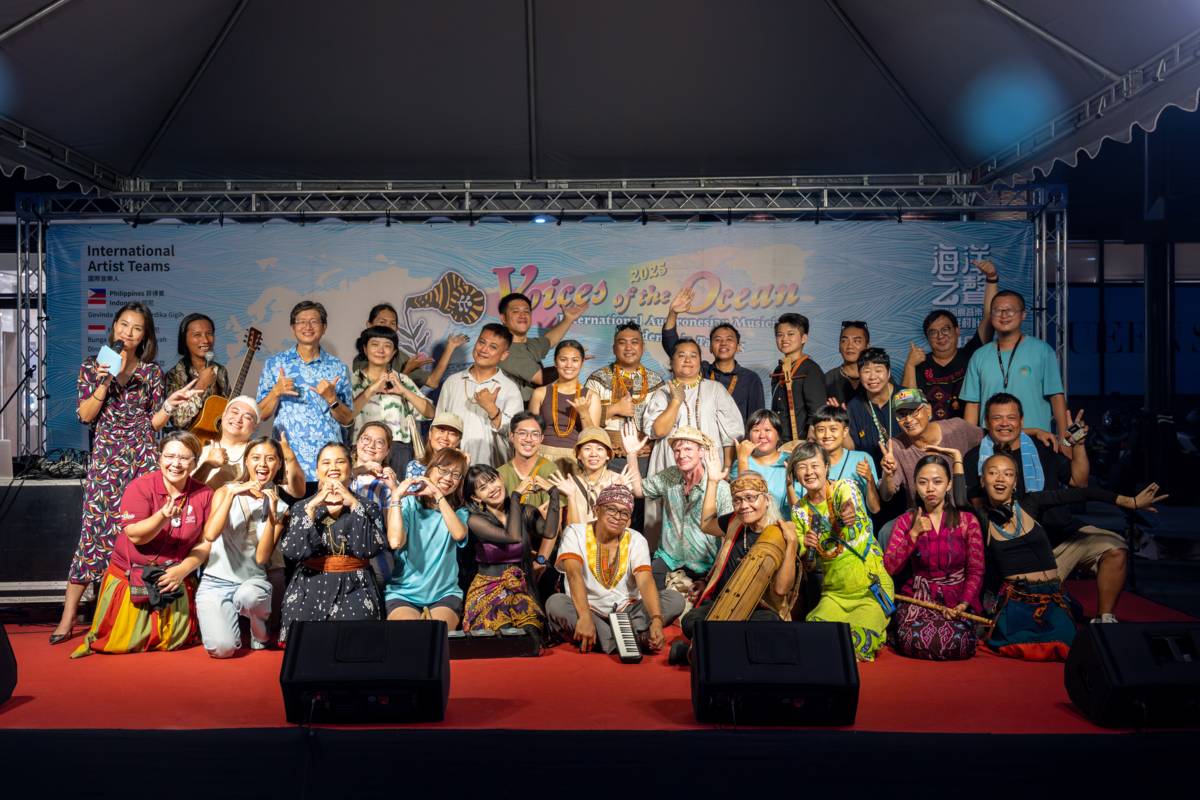 2025海洋之聲在音樂會後圓滿落幕，國內外的音樂人快樂合影。
