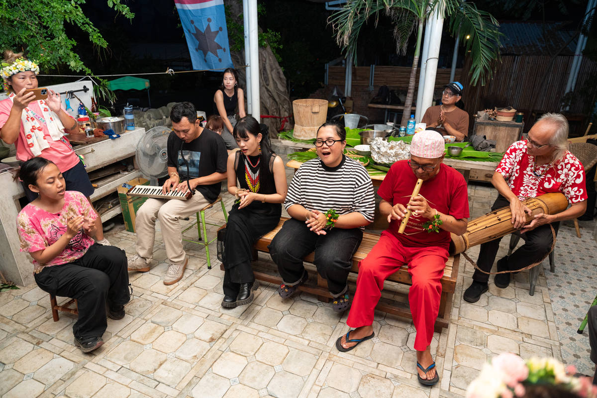 印尼音樂人Dinar Rizianti（橫條紋衣者）與其他國際音樂人在都蘭部落自在的哼唱起來。