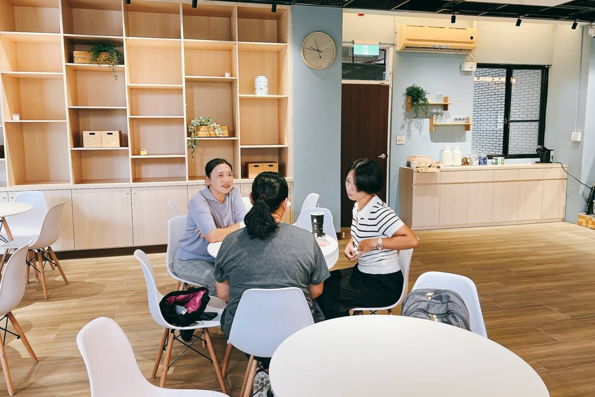 校長與家長們放鬆交流 (北市教育局提供)