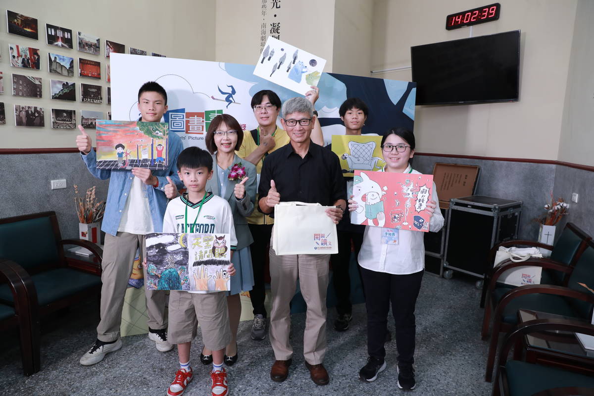 教育部武曉霞司長、藝教館李泊言館長與特優得獎者合影。(教育部提供)