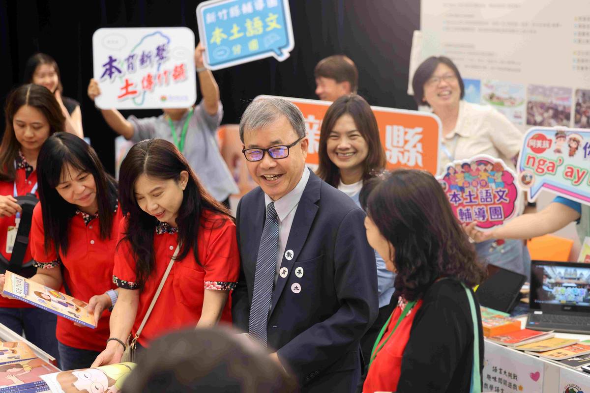 教育部鄭英耀部長至展示攤位體驗 (教育部提供)