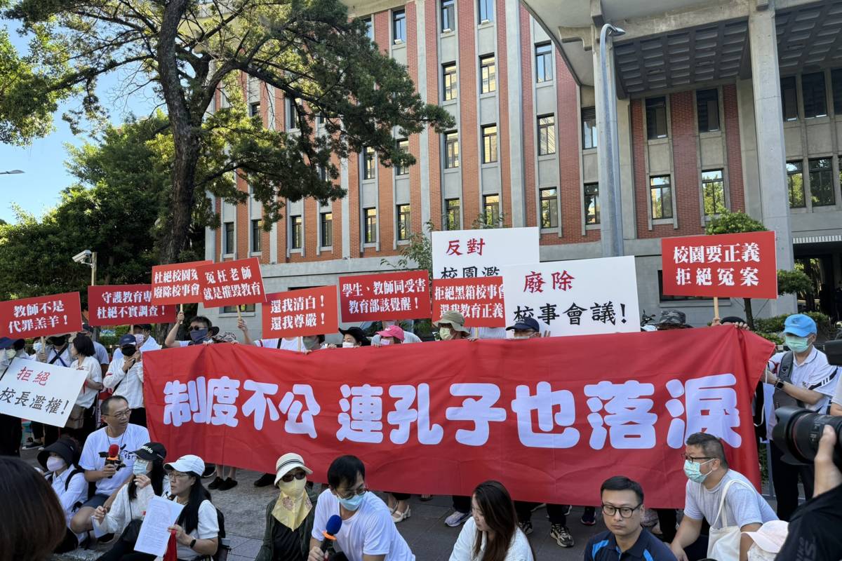 來自全臺各地的教師選在今天(28日)教師節，來到教育部前陳抗。