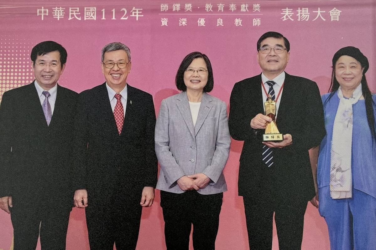 高雄醫學大學講座教授楊俊毓（右二）於校長任內榮獲師鐸獎，接受時任總統蔡英文頒獎