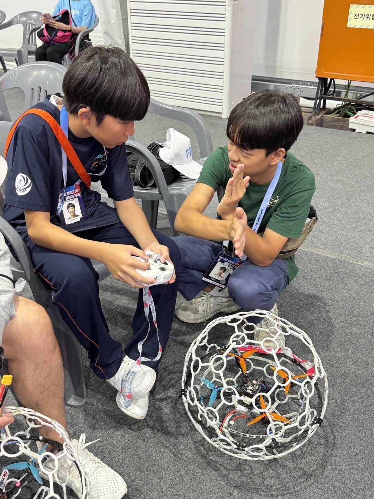 為我國奪下Cracing冠軍的松山工農電子科高一學生盧雋博(右)
