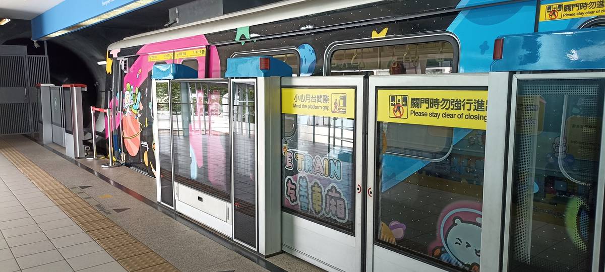 戶外的模擬列車區域，看起來和真的車站一模一樣