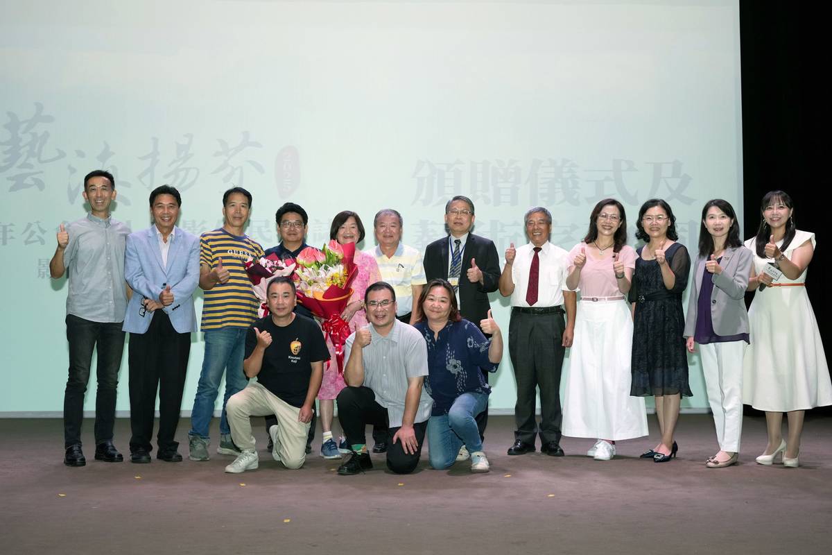 臺灣首位女性布袋戲頭師江賜美與親友合影