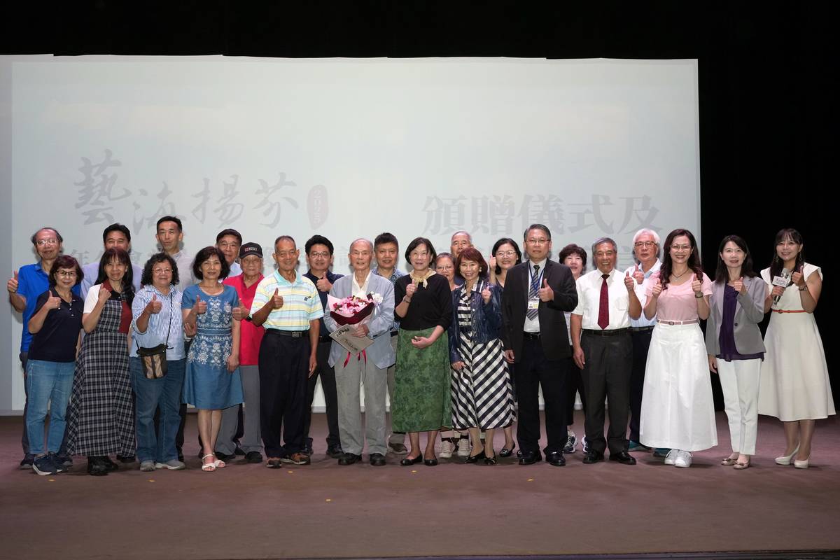 書藝家蔣夢龍與出席貴賓、親友及海東畫會學員們合影