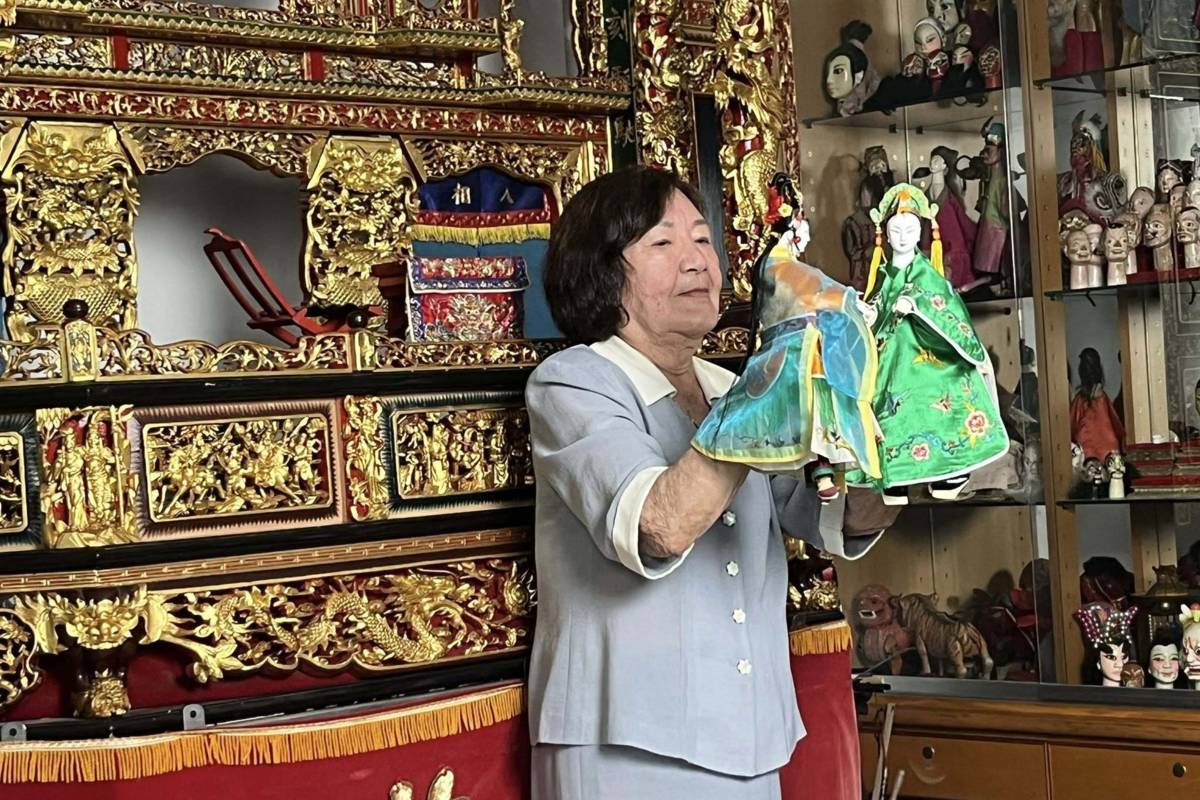 「真快樂掌中劇團」創辦人江賜美是臺灣首位女性布袋戲操偶師