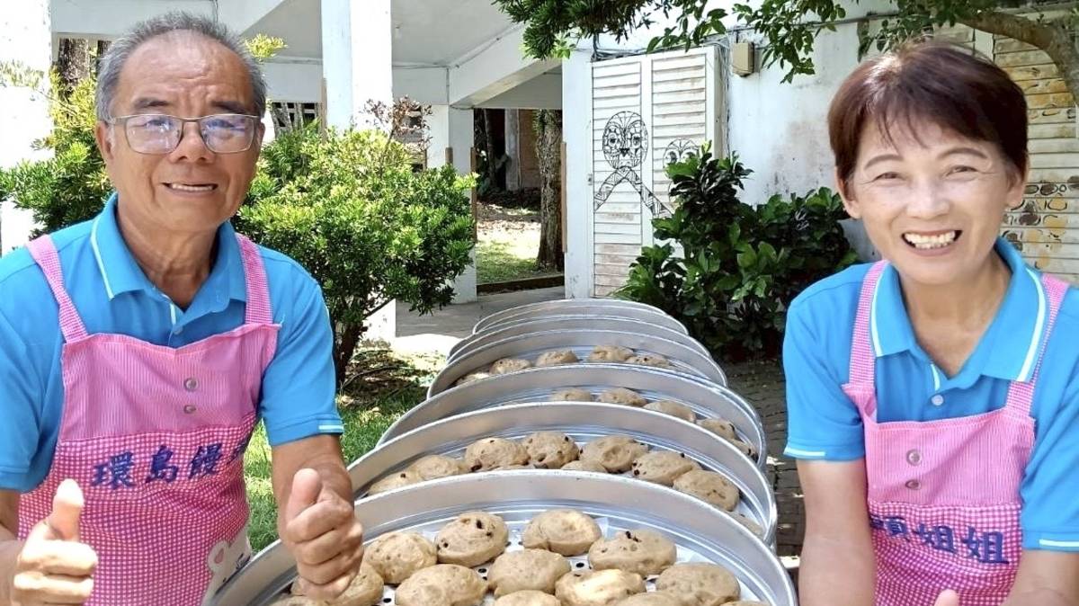 環島做饅頭分享愛的饅頭夫婦，終於踏上蘭嶼，兩人露出欣喜無比的笑容。