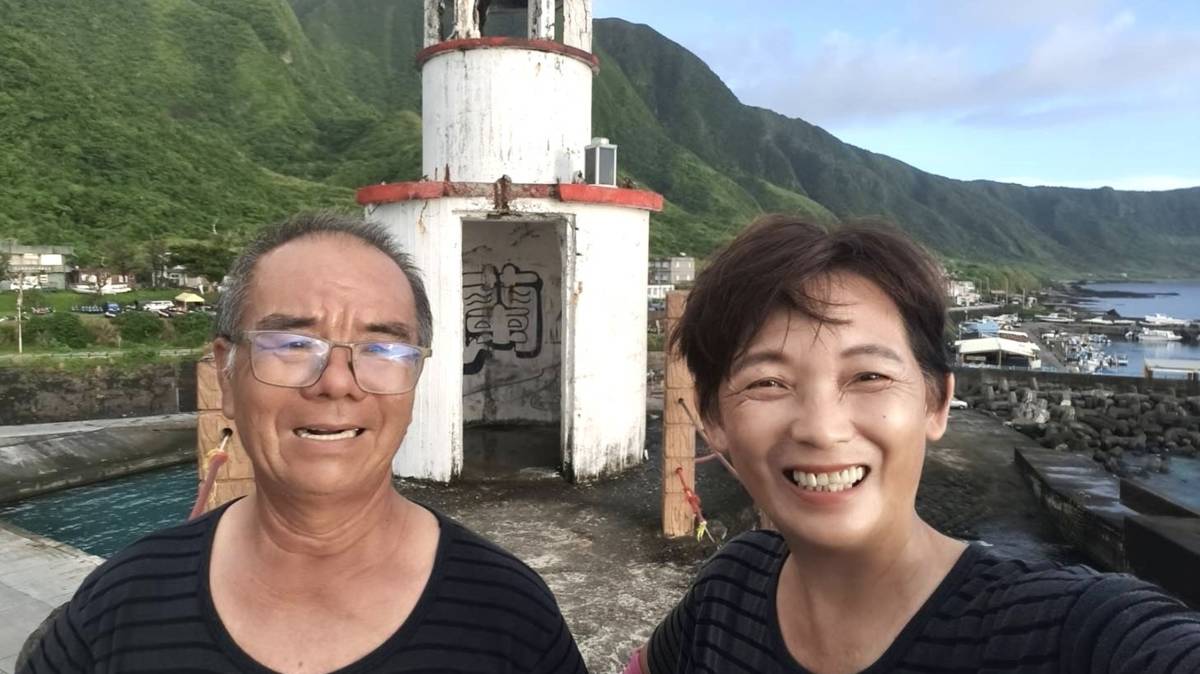 因為每天分享愛，即使在蘭嶼海邊，饅頭夫婦還是快樂似神仙。