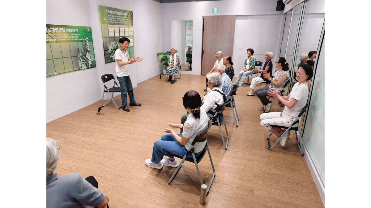 巫奉約(左一)在內湖逆齡課程與銀髮長輩遊戲情境照片