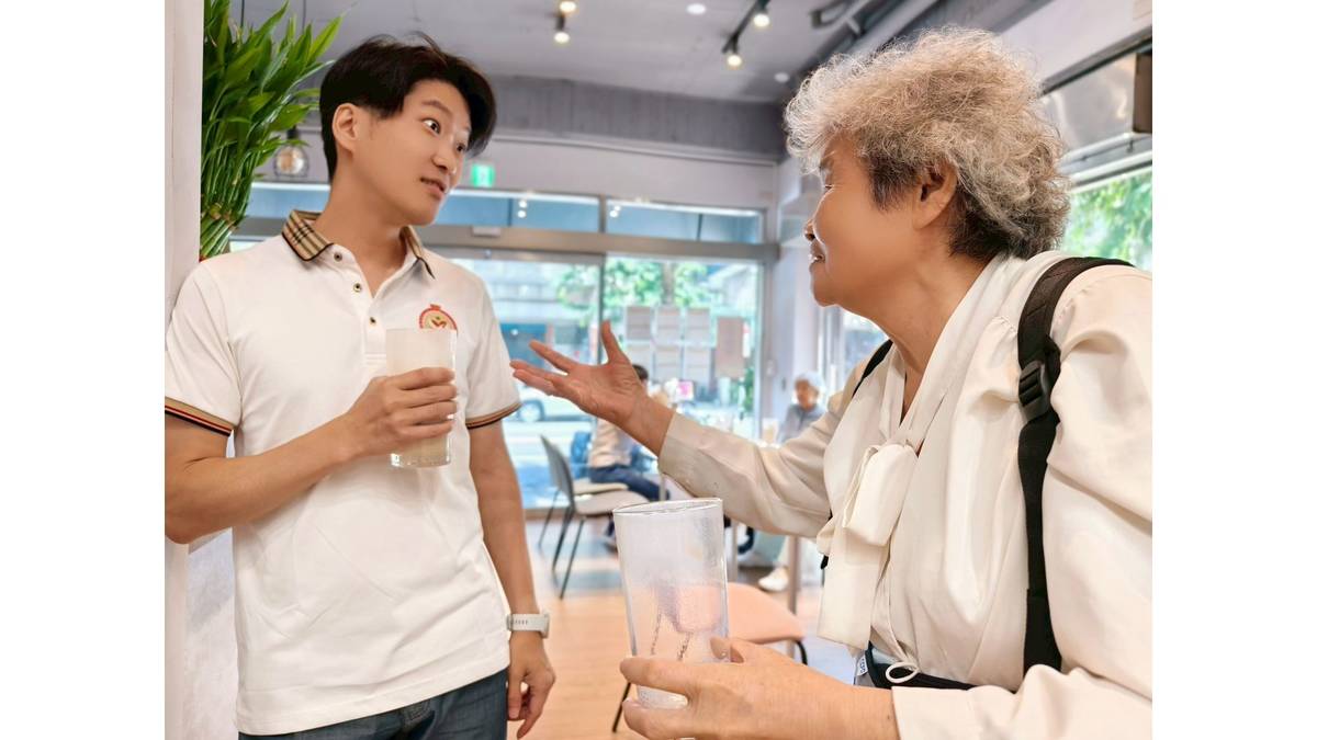 巫奉約在內湖逆齡課程休息時段，與銀髮長輩真情互動