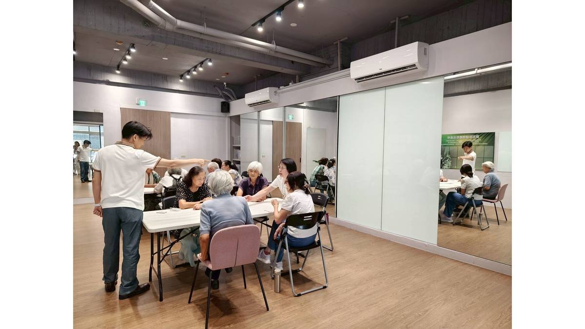 巫奉約(左一)在內湖逆齡課程與銀髮長輩桌遊情境照片