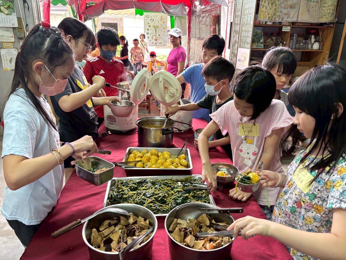 勞動過後，學生直呼農家的有機蔬菜和米飯好香甜