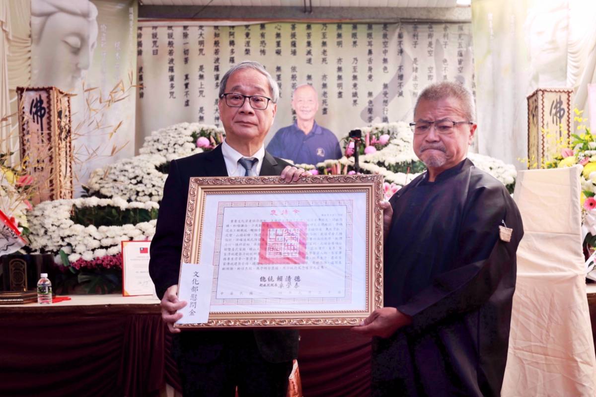 文化部長李遠（左）代表頒贈總統褒揚令，由傅明光兒子傅宏智代表受贈。(文化部提供)