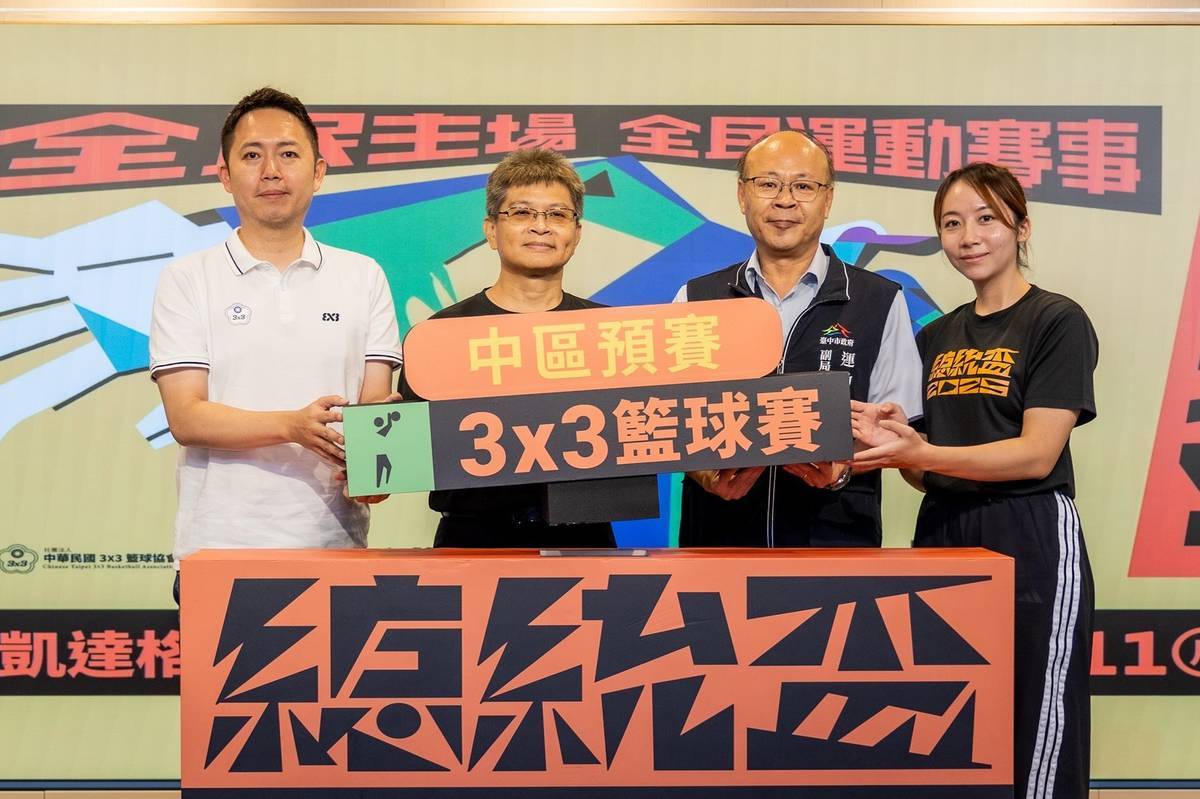 與會貴賓合影(左起吳同喬理事長、運動部全民運動署房瑞文署長、台中市政府運動局謝明儒副局長、活動大使徐詩涵女籃國手)。(運動部提供)