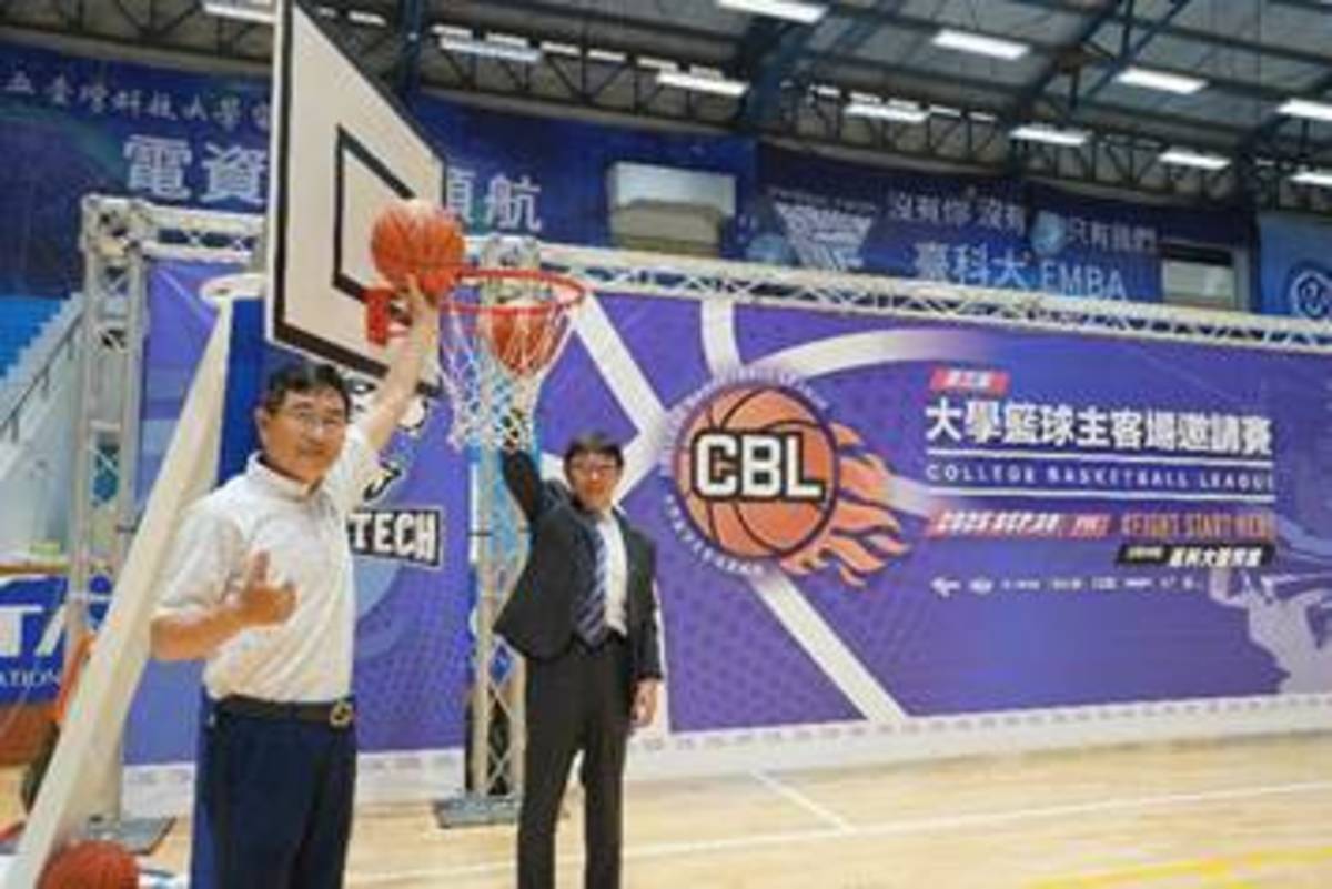 臺科大校長顏家鈺與臺師大體育與運動科學系特聘教授季力康將籃球投入籃框，象徵賽事正式啟動
