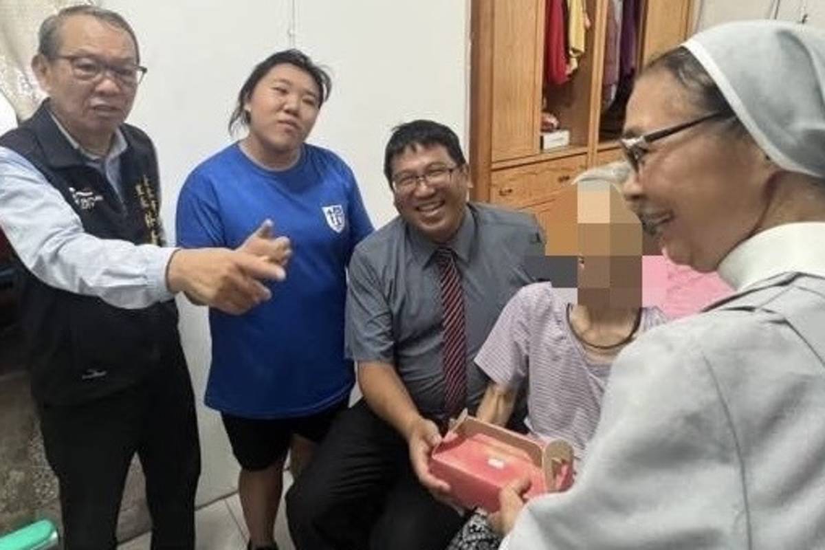 中秋佳節前夕，公東高工餐飲技術科與臺東市馬蘭社區聯合舉辦了一場關懷獨居老人的月餅發放活動。